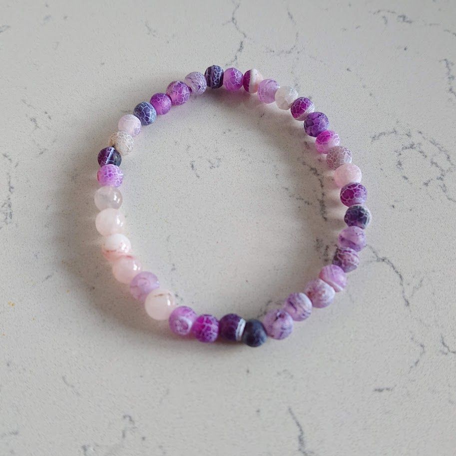 mooie armband van natuursteenkralen paarse en lila crackle