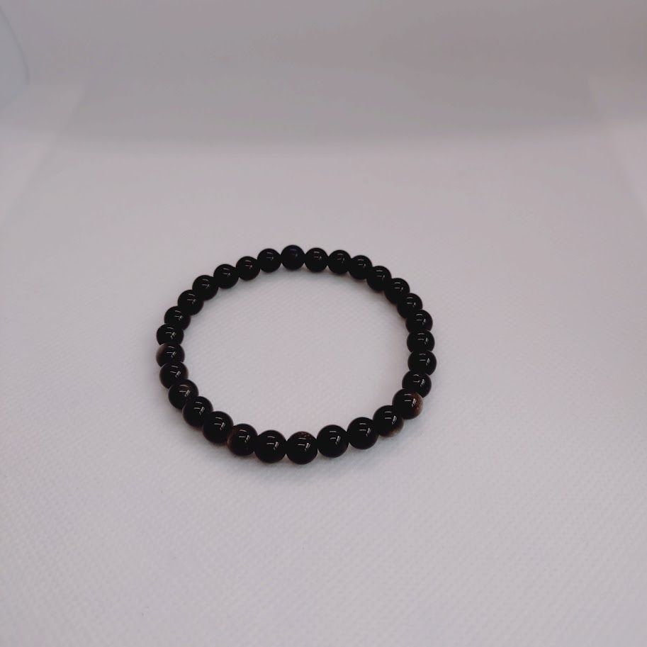 Armband van 6mm obsidiaankralen geregen op elastiek.