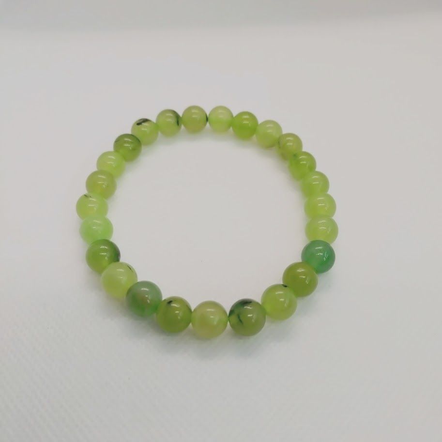 Armband van prehnietkralen geregen op elastiek.