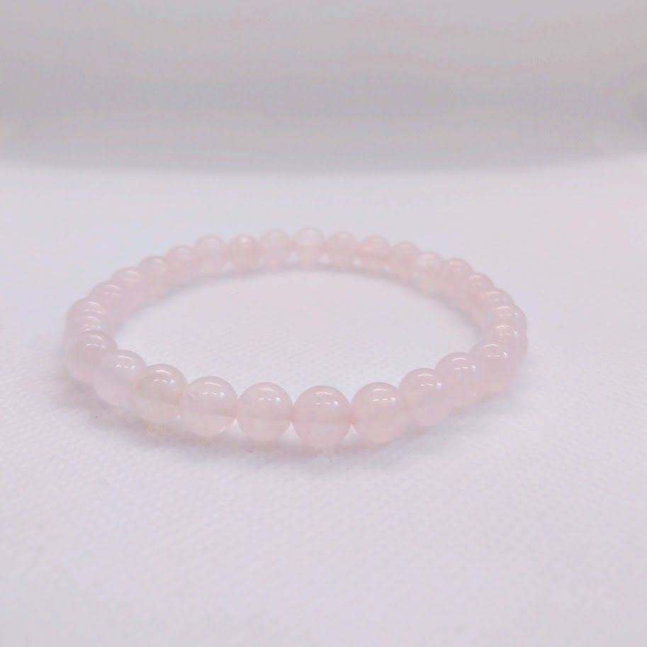 Armband van 6mm rozekwartskralen geregen op elastiek.