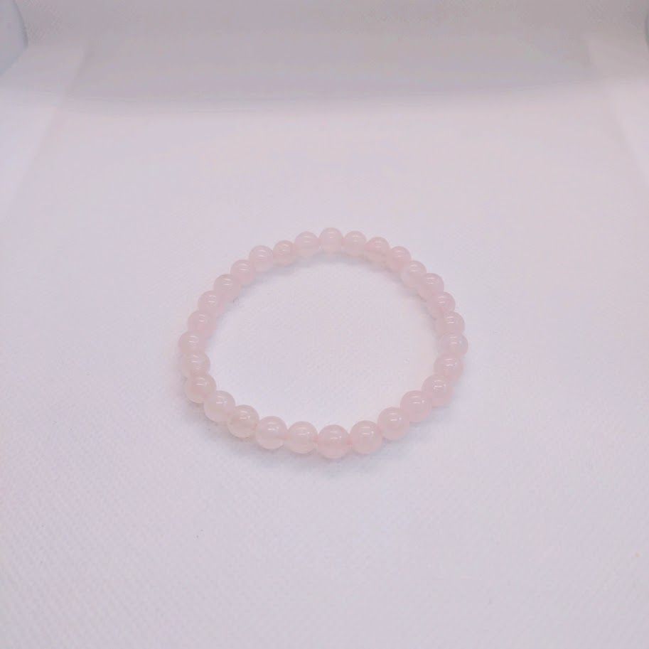 Armband van 6mm rozekwartskralen geregen op elastiek.