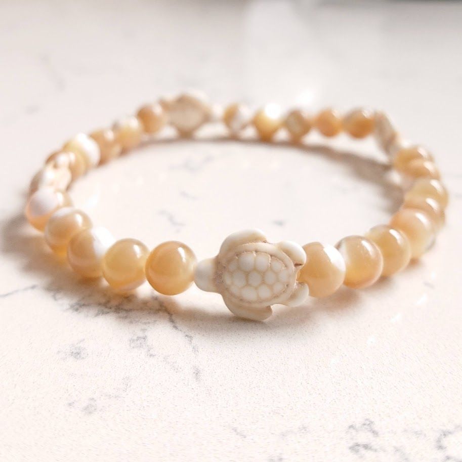 armband van schelpkralen met howliet schildpadjes als tussenkralen met een zomerse beachy look