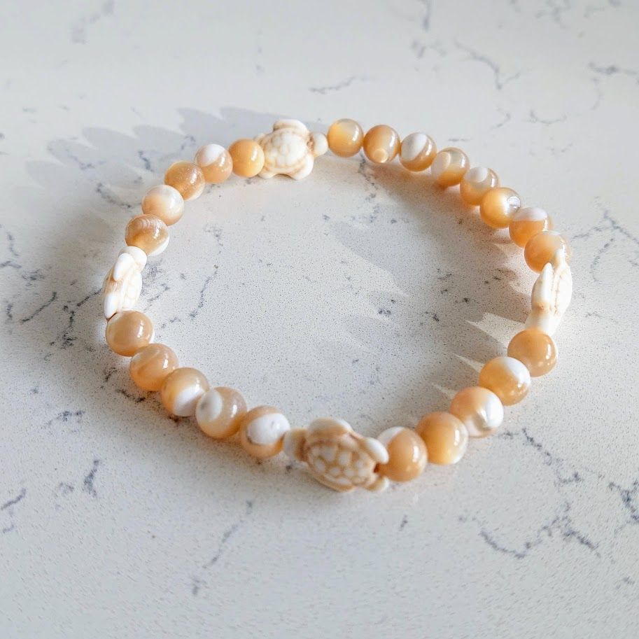 armband van schelpkralen met howliet schildpadjes als tussenkralen met een zomerse beachy look