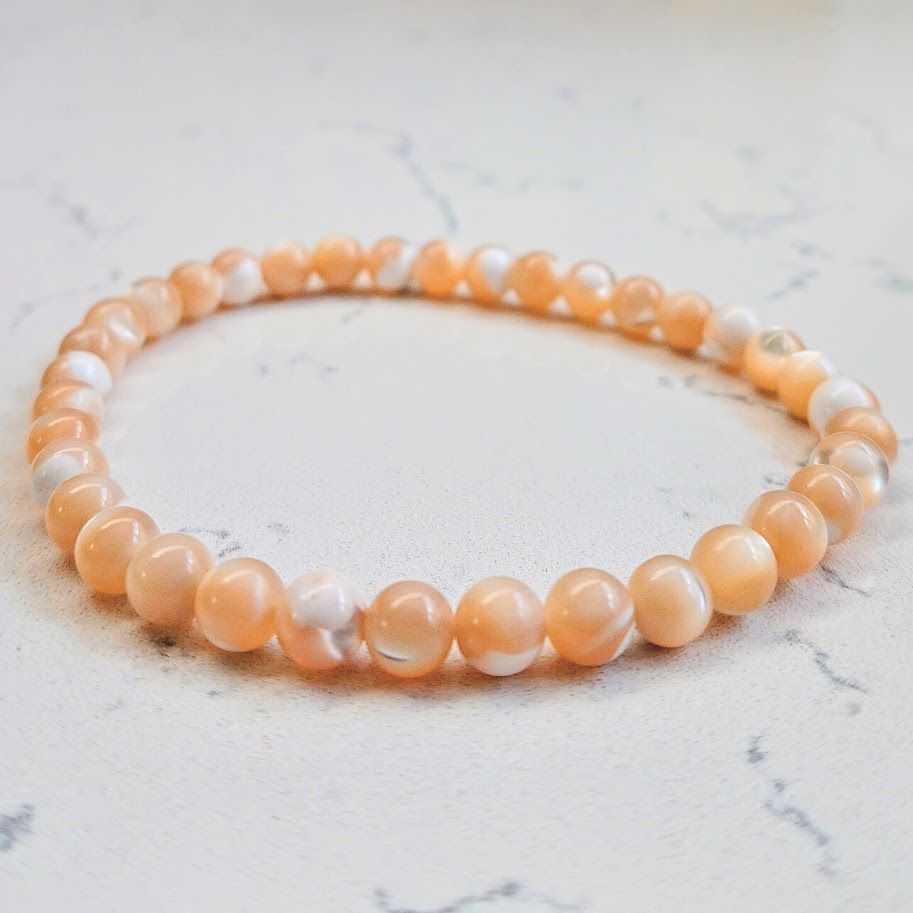 armband van schelpkralen met een mooie uitstraling door de zachte witte strepen door de kralen