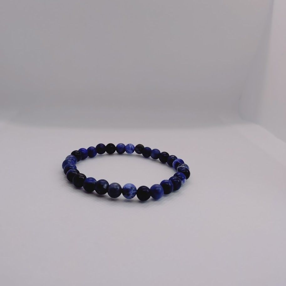 Armband van 6mm sodalietkralen geregen op elastiek.