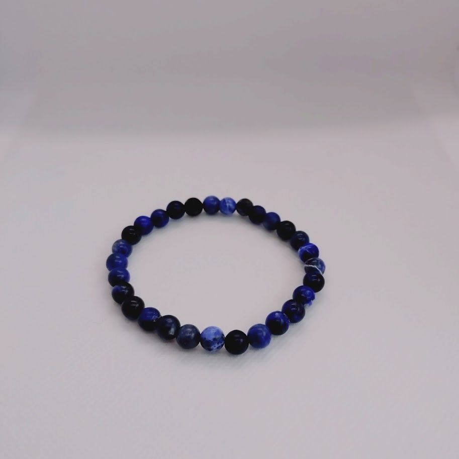 Armband van 6mm sodalietkralen geregen op elastiek.