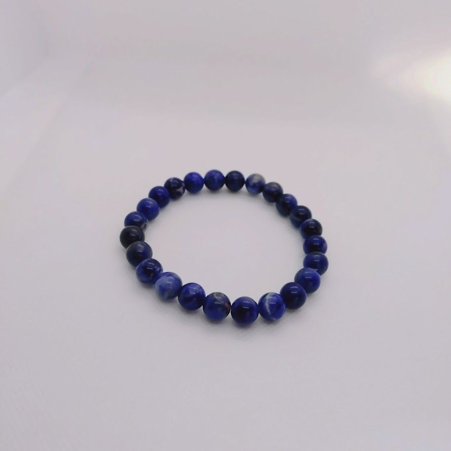 Armband van 8mm sodalietkralen op elastiek geregen
