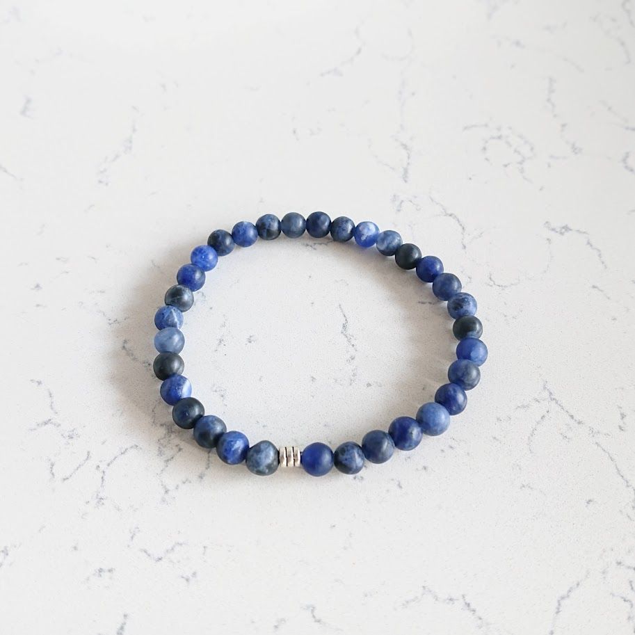 armband van sodalietkralen met zilveren tubekraal