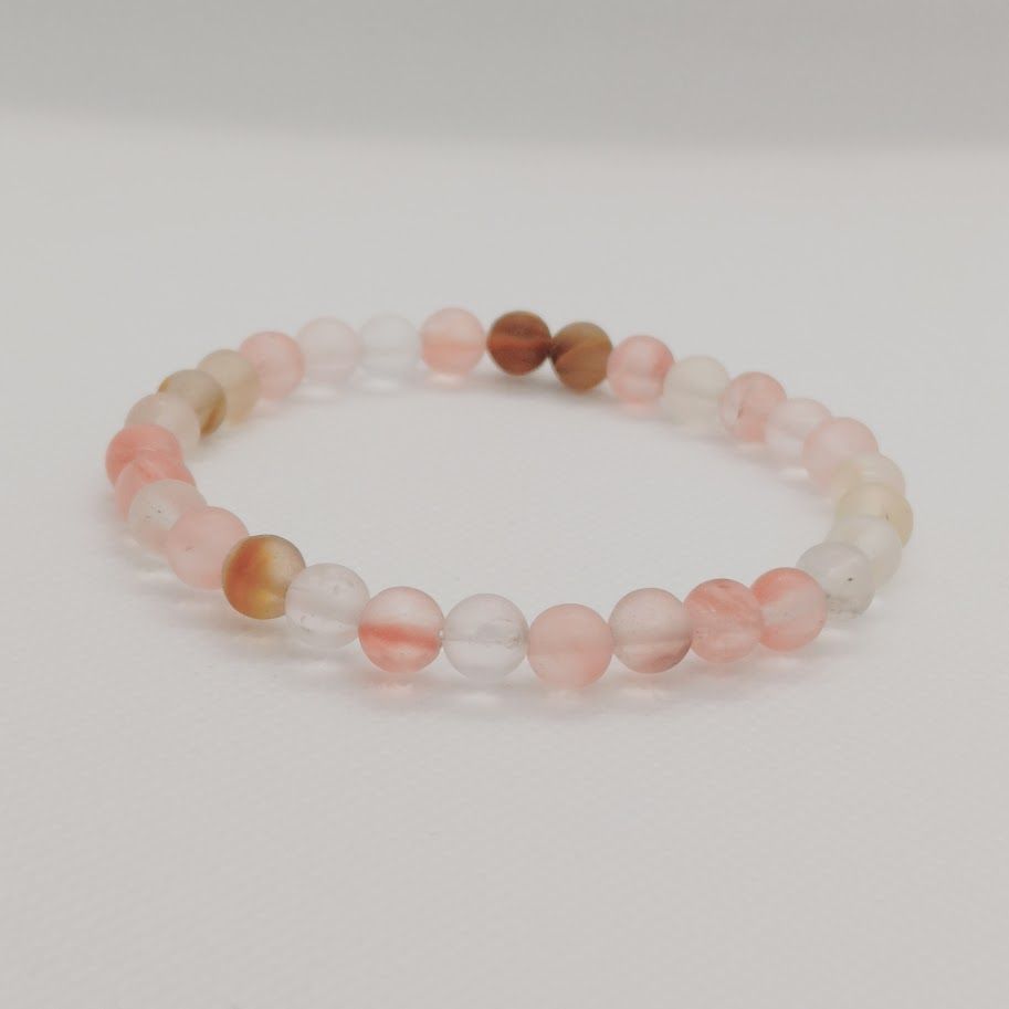 Armband op elastiek van 6mm tigerskin kralen in mooie pasteltinten.