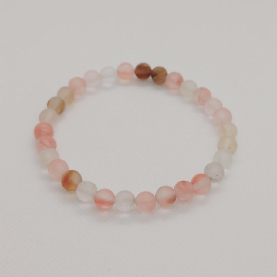 Armband op elastiek van 6mm tigerskin kralen in mooie pasteltinten.