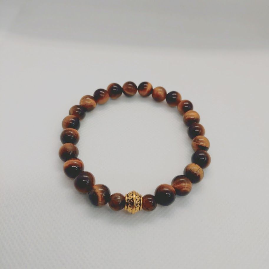 Armband van tijgeroogkralen geregen op elastiek met een goudkleur tussenkraal.