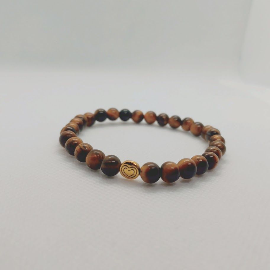 Armband van 6mm tijgeroogkralen met hartjes tussenkraal.