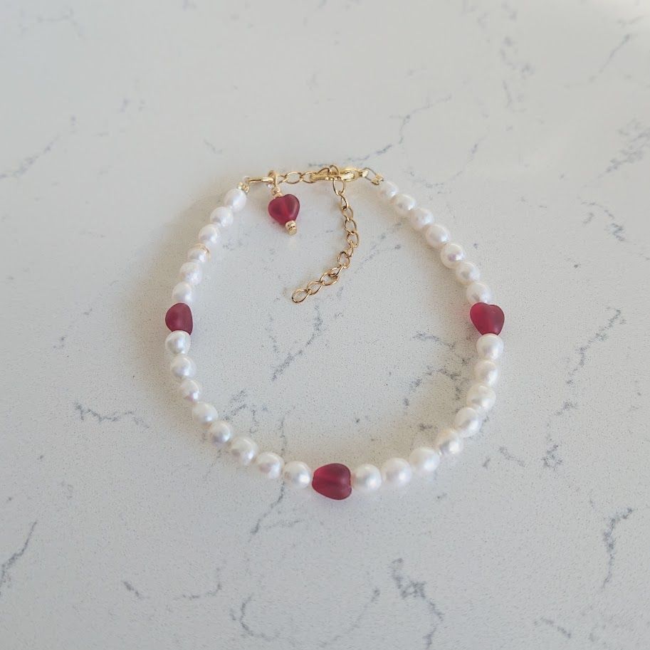 Armband van Zoetwaterparels 4mm met Rode Hartjes Bedels en Karabijnsluiting met Verlengkettinkje van Stainless Steel