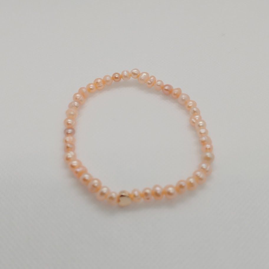 Handgemaakte armband op elastiek van rose zoetwaterparels.