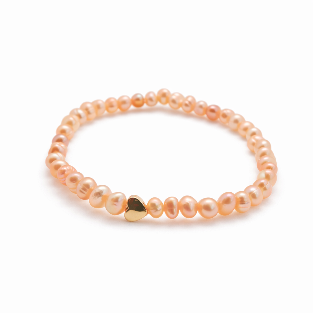 Handgemaakte armband met roze zoetwaterparels van 4mm en goudkleurig stainless steel hartje