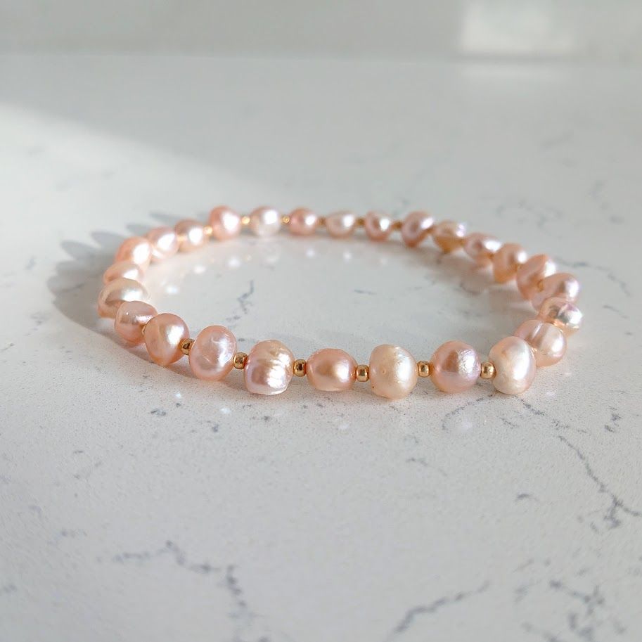 roze zoetwaterparel armband met gouden tussenkralen