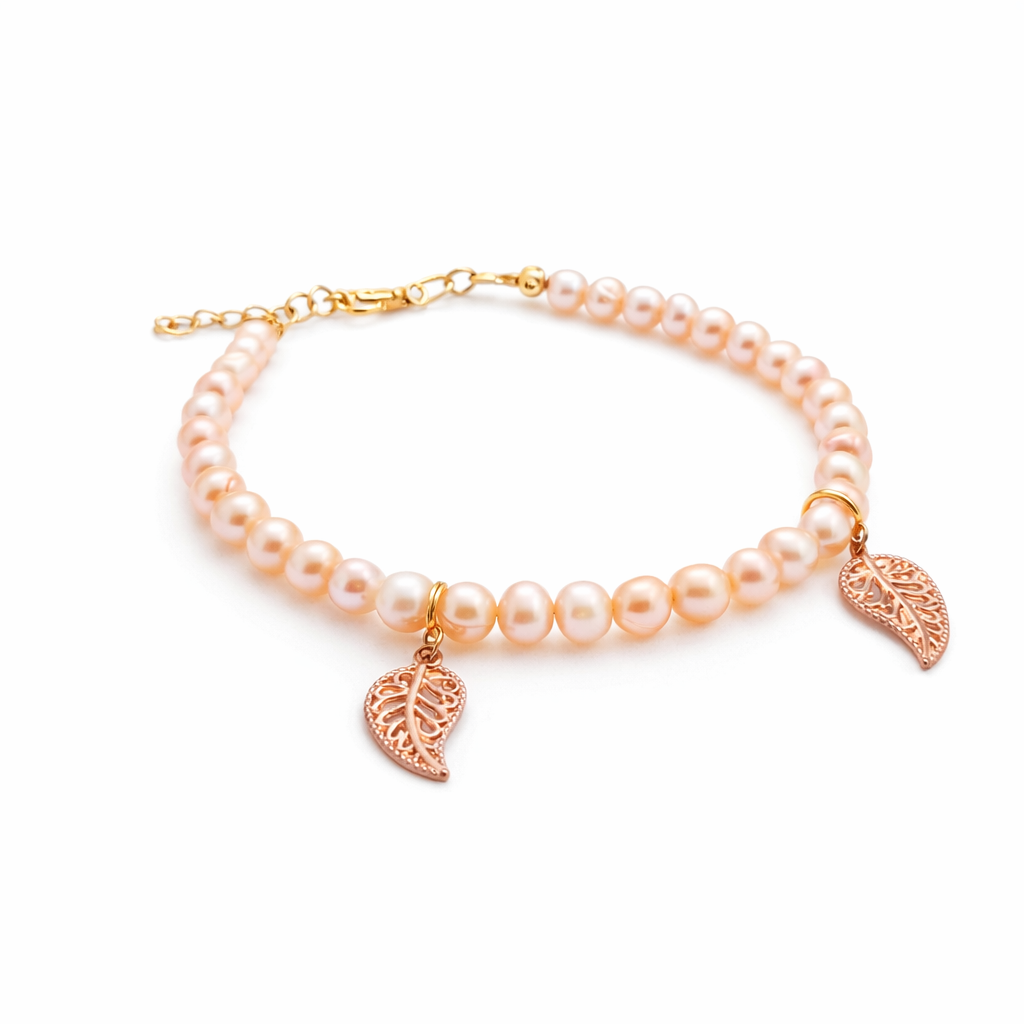 Handgemaakte armband met roze zoetwaterparels en goud/bronskleurige bladbedels met stainless steel afwerking