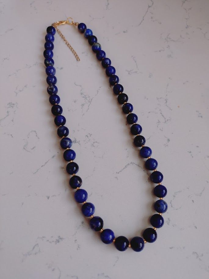 Ketting van lapis lazuli edelsteenkralen met stainless steel afwerking.