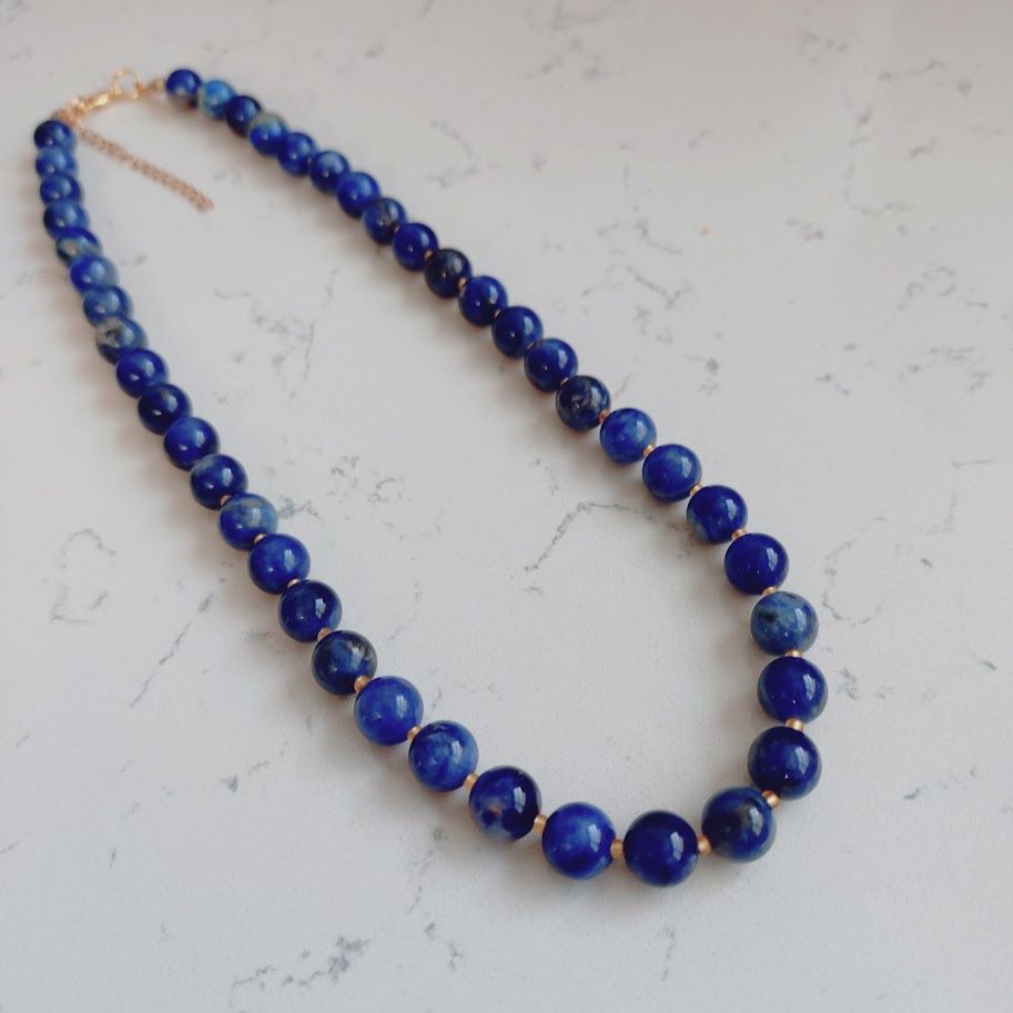 Ketting van lapis lazuli edelsteenkralen met stainless steel afwerking.