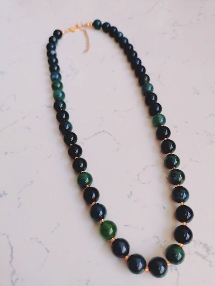 Mosagaat ketting van edelsteenkralen in stijlvol ontwerp