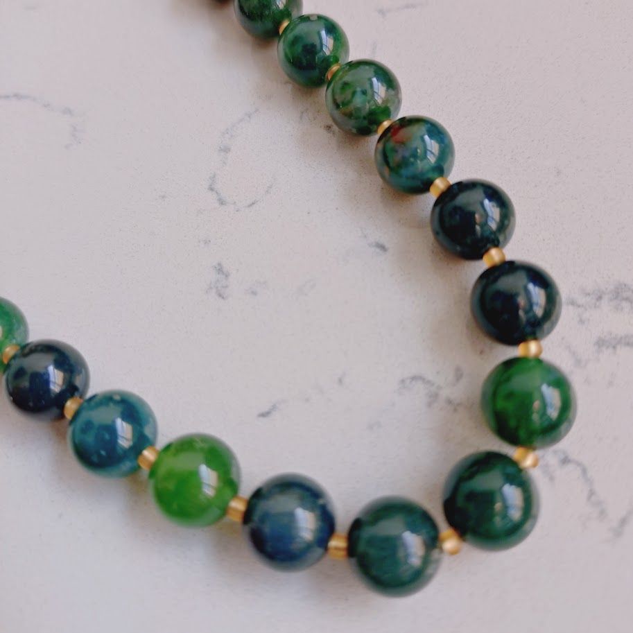 Mosagaat ketting van edelsteenkralen in stijlvol ontwerp