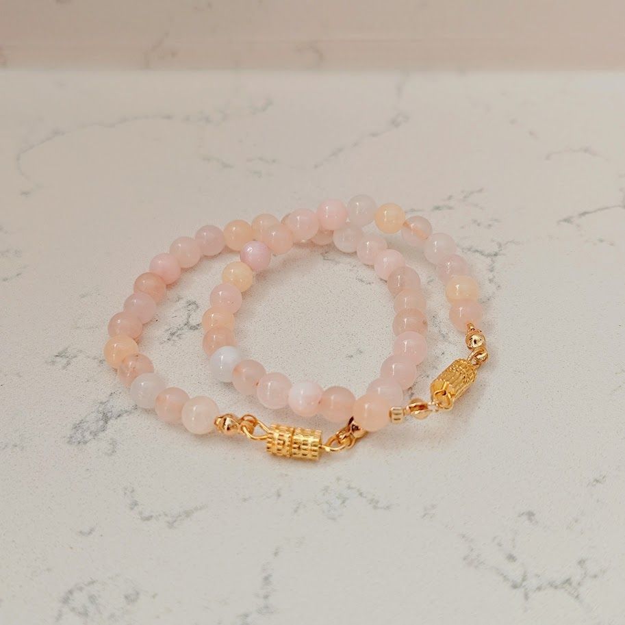 Kinderarmbandje van 4mm edelsteenkraaltjes van pastel jade en rozekwarts met een gouden stainless steel draaisluiting
