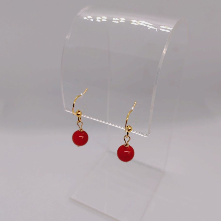 Oorbellen met een bedel van een carneoolkraal.