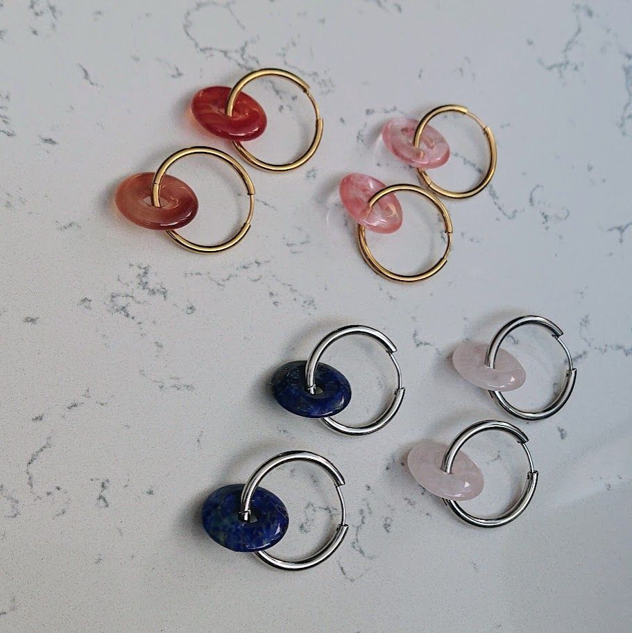 Lapis lazuli oorbellen met donuthanger goud