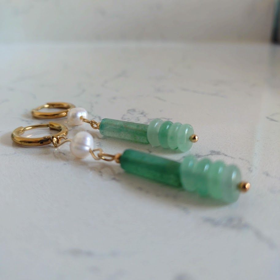 Oorringen met een bedel van groene aventurijn buis- en platte kralen met een zoetwaterparel