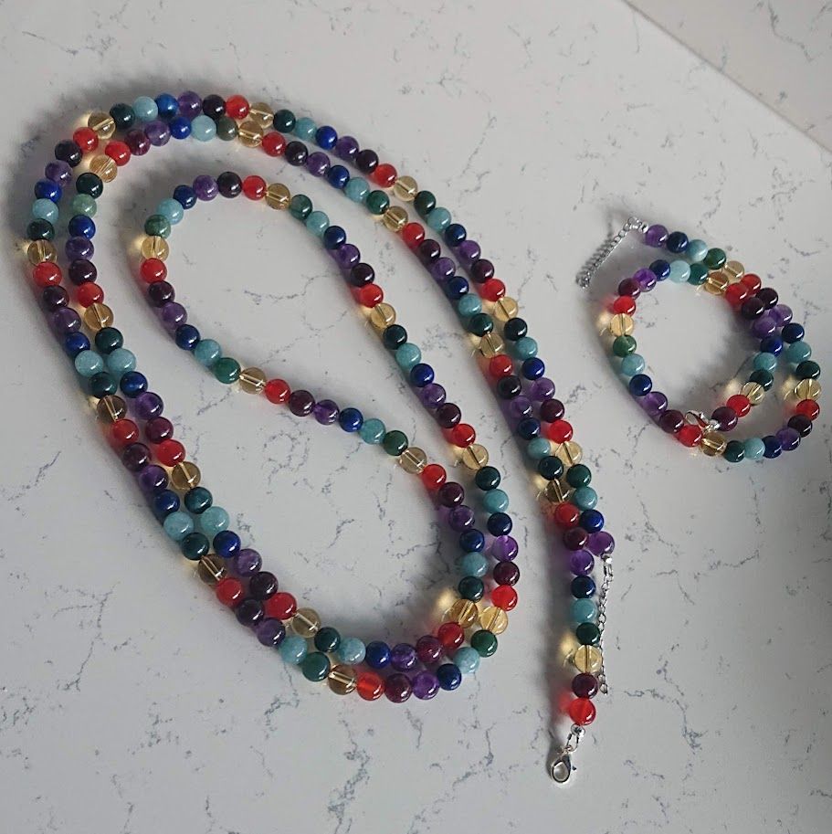 Chakra Kralensjaal van 110cm en wikkelarmband van 7 verschillende natuursteenkralen met stainless steel afwerking