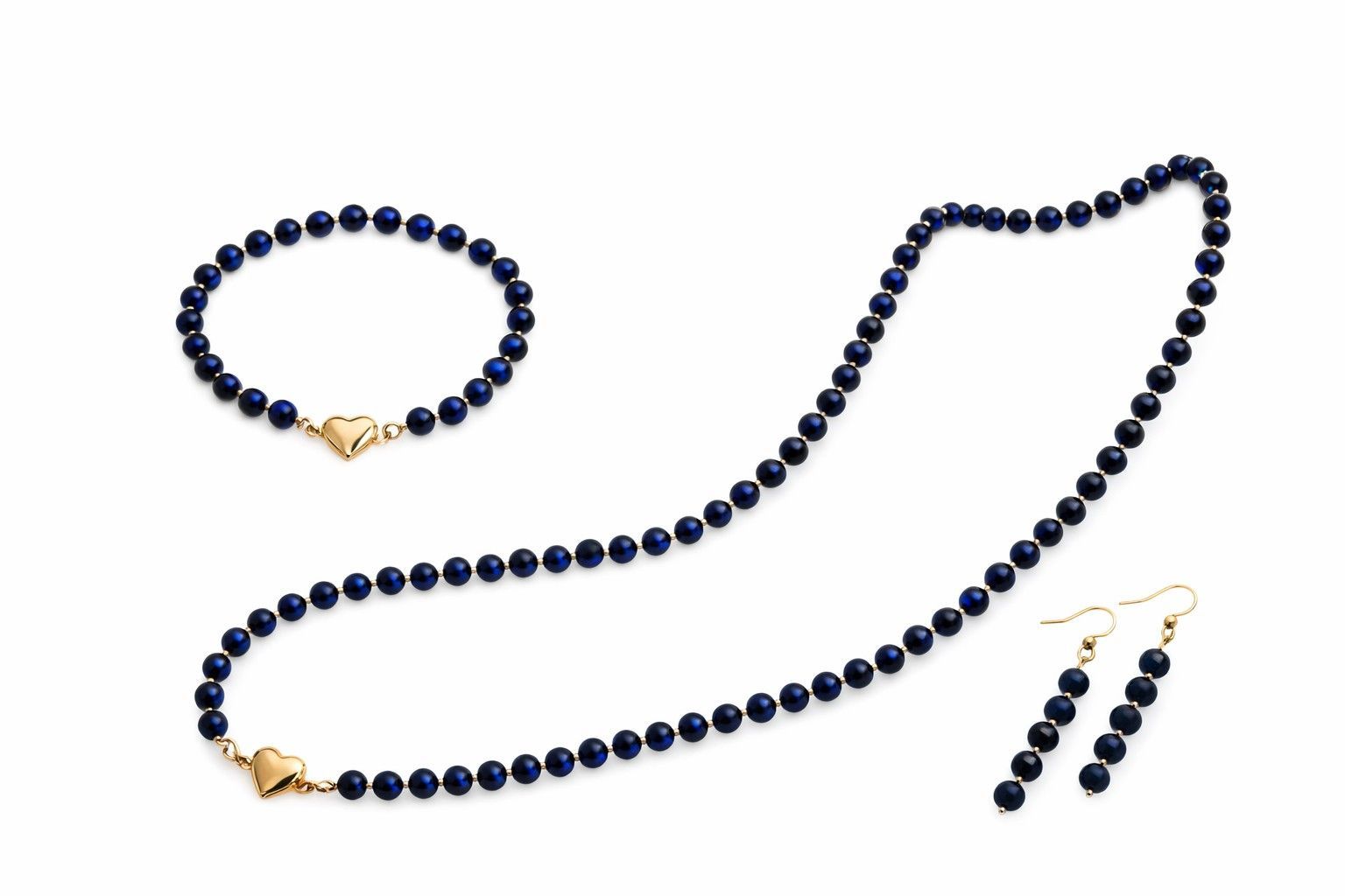 Sieradenset met lapis lazuli kralen en goudkleurige hart magneetsluiting: ketting, armband en oorbellen op witte achtergrond