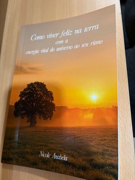 Já chegou a luz em forma de palavras.
Como viver feliz na terra com a energia
Vital do universo ao seu ritmo.
Agora também já disponível em formato EBOOK. Já pode ser lido
em qualquer lugar no conforto do teu
coração e no silêncio da tua alma.
Cada página é uma viagem interior, um
Convite á harmonia e á descoberta da energia que nos une a tudo o que existe.
Se sentires que a tua intuição está a chamar-te ….então este livro é para ti!
Adquire a tua versão digital e acede a este link:
https://www.euedito.com/como-viver-feliz-na-terra-ebook.html
A felicidade está onde o coração vive cheio de luz.