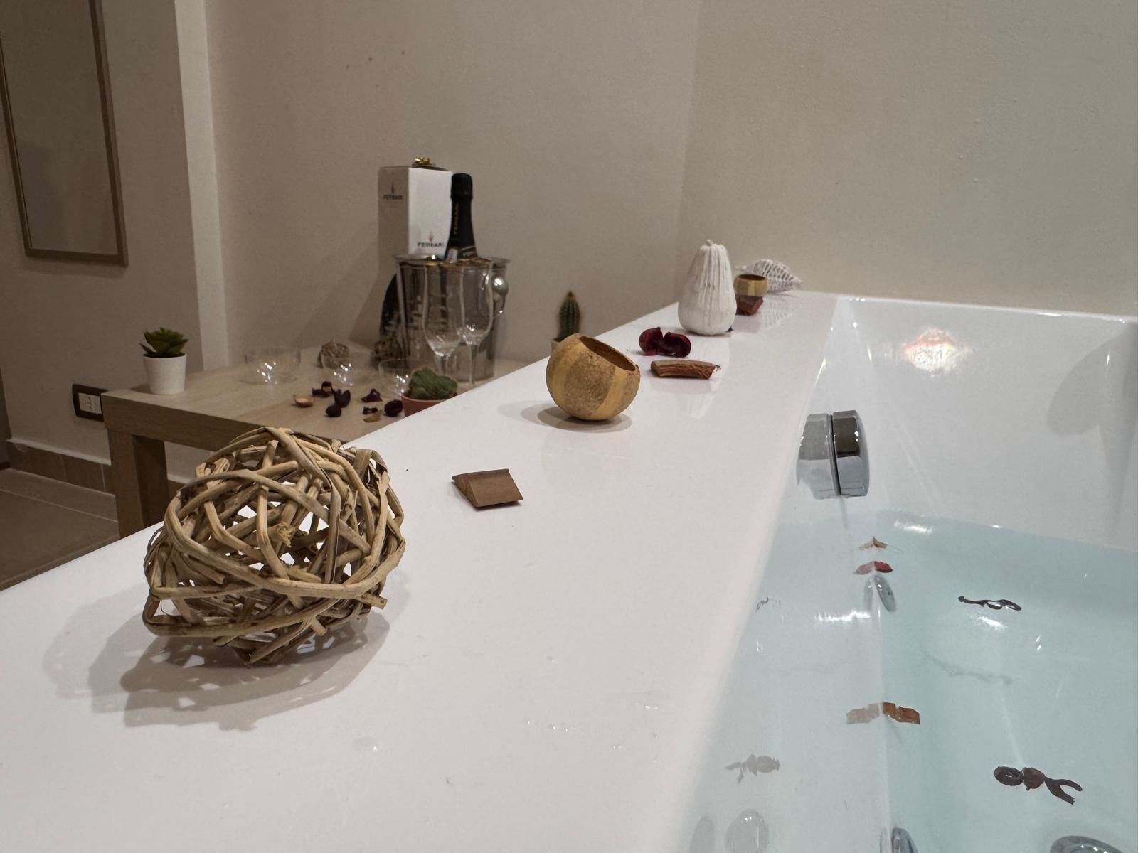 C'è una vasca idromassaggio al centro della stanza.