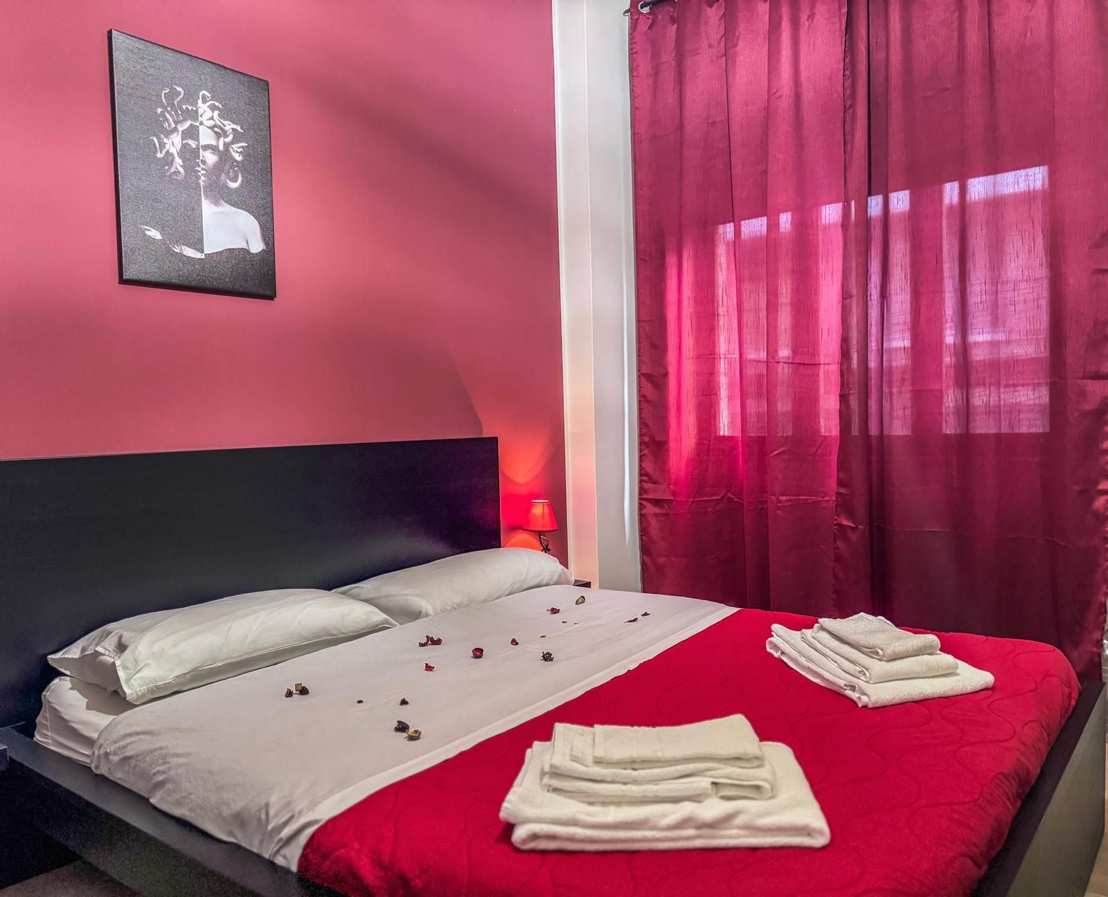 Una camera da letto con un letto e un quadro sul muro.