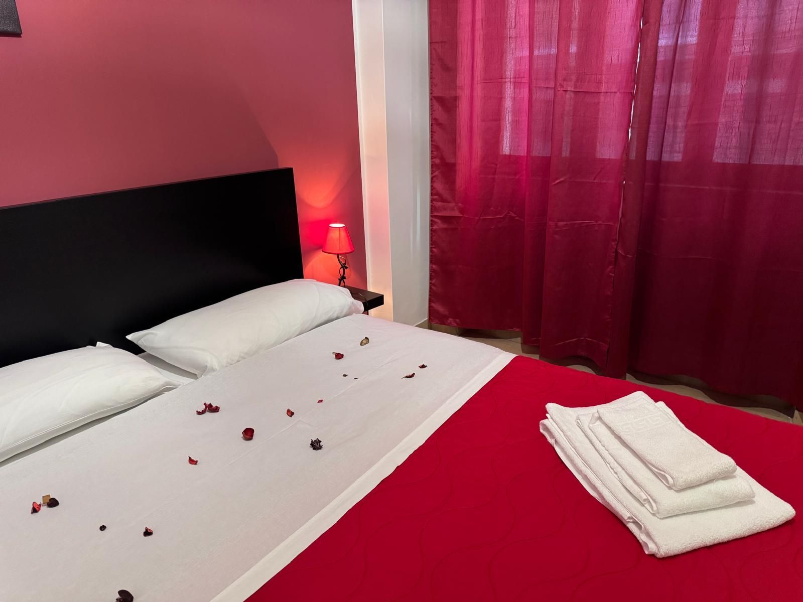 Una camera da letto con un letto e una pila di asciugamani sopra