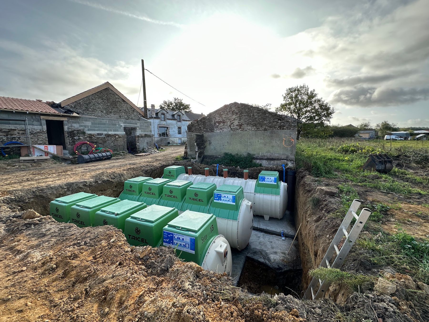 Un tas de chars verts sont assis dans un trou dans le sol.