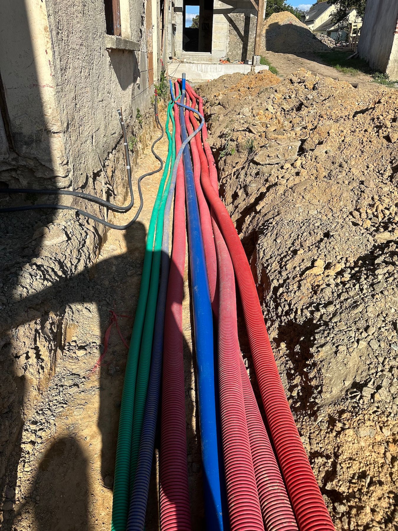 Un tas de fils électriques traînent dans la terre.