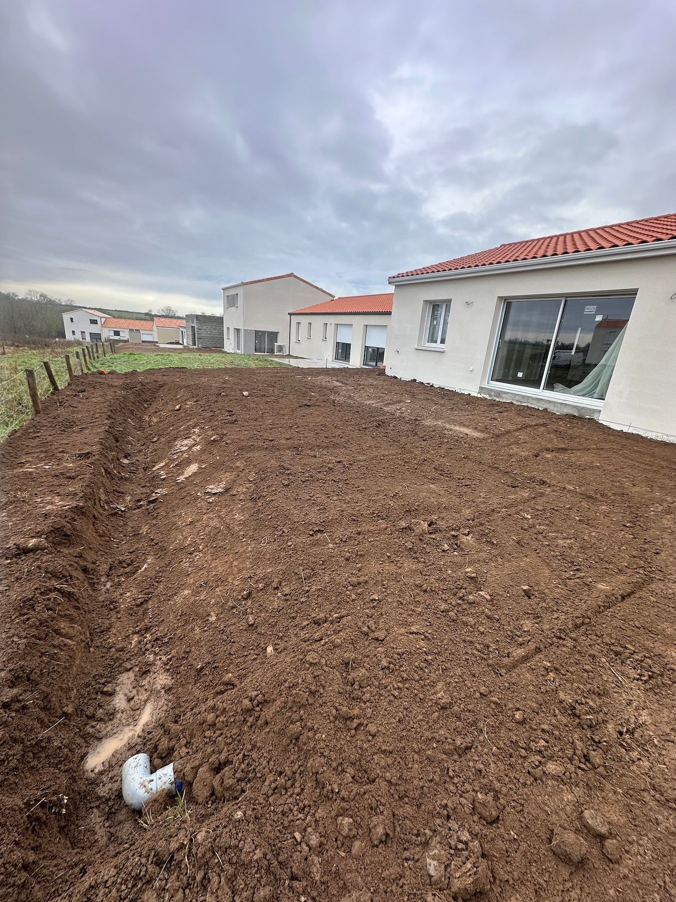Un gros tas de terre se trouve devant une maison.