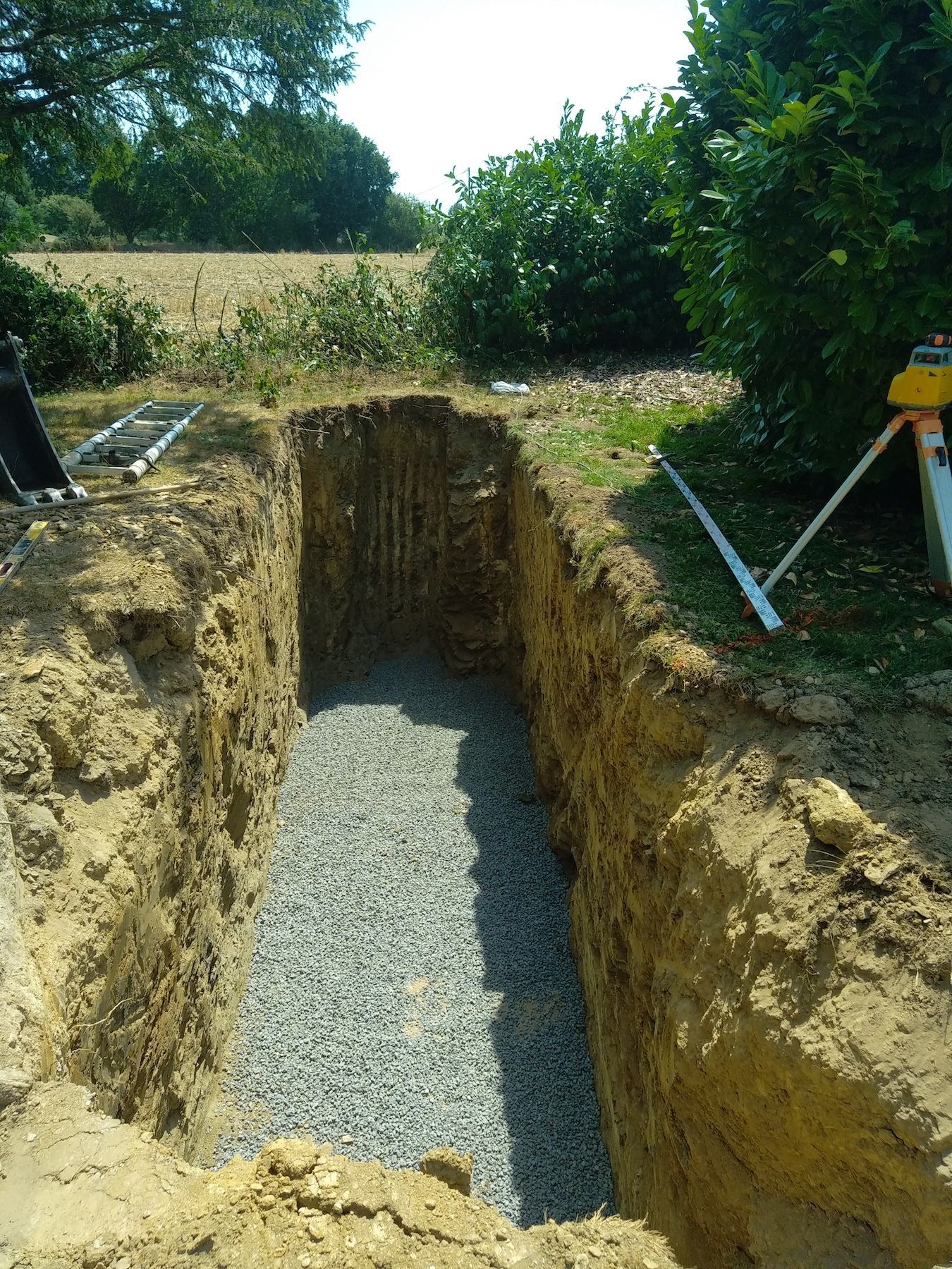 Un grand trou dans le sol avec du gravier dedans.