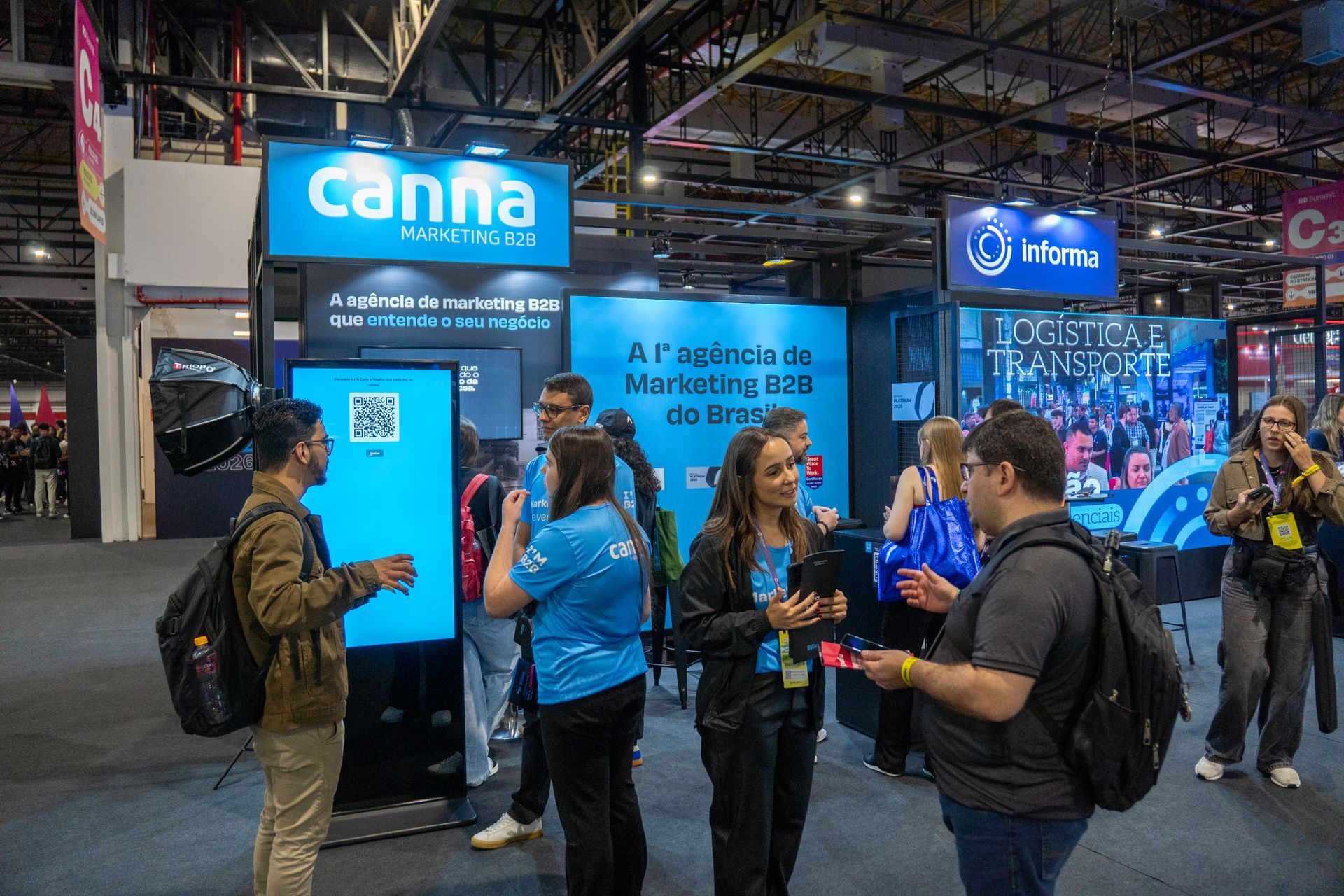 estande da Canna com pessoas em um evento