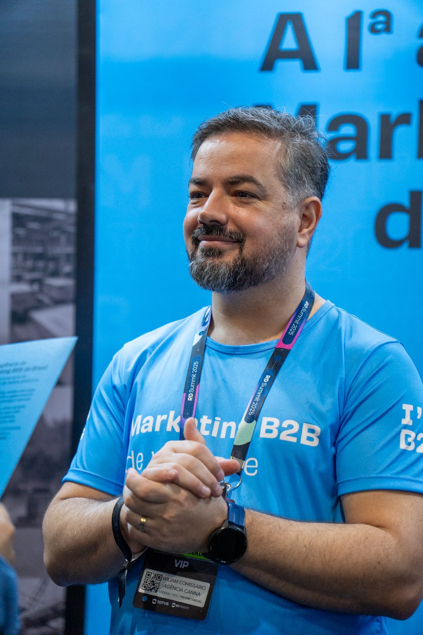 colaborador da canna com uma blusa azul durante o evento