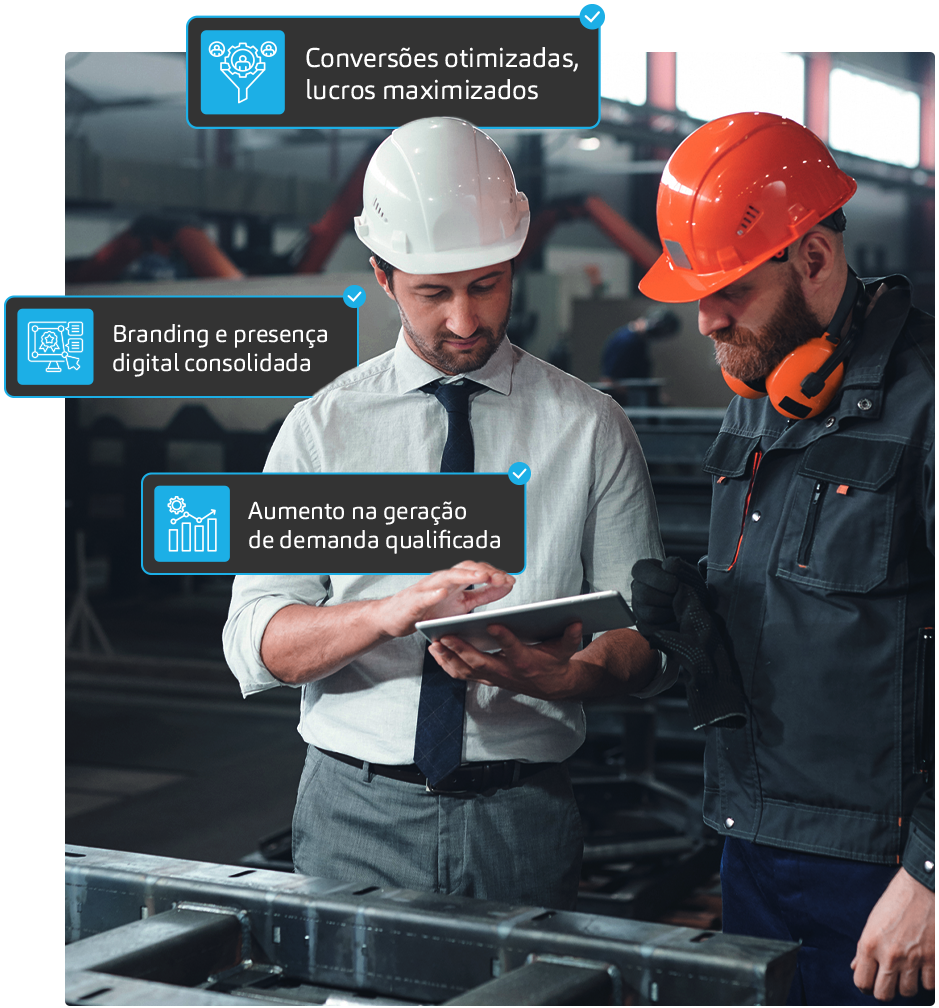Dois homens com capacetes estão olhando para um tablet em uma fábrica.