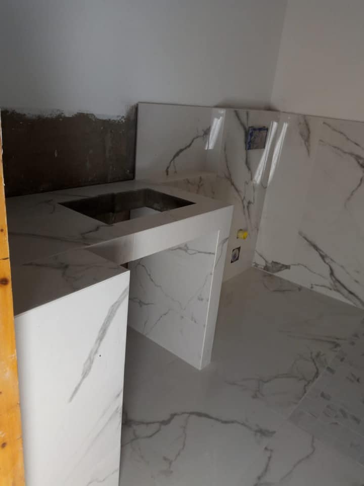 bagno in muraturacon piastrelloni in marmo