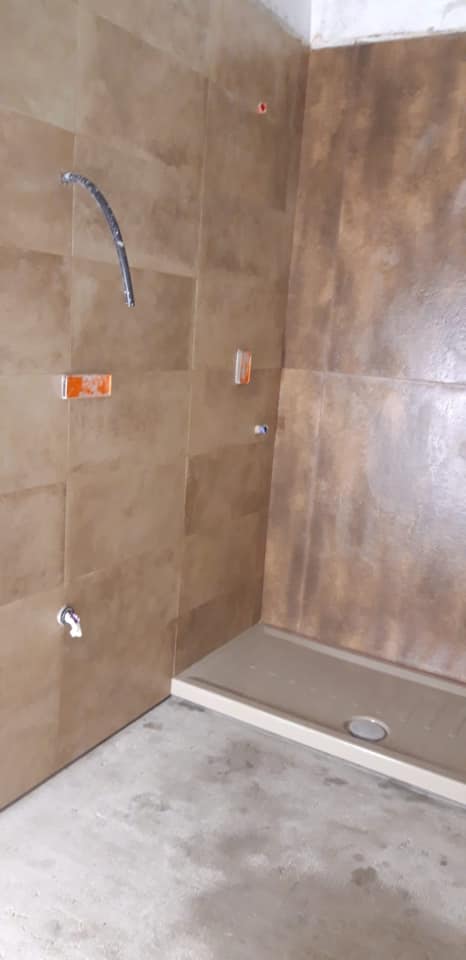 box doccia con piastrelloni in marmo