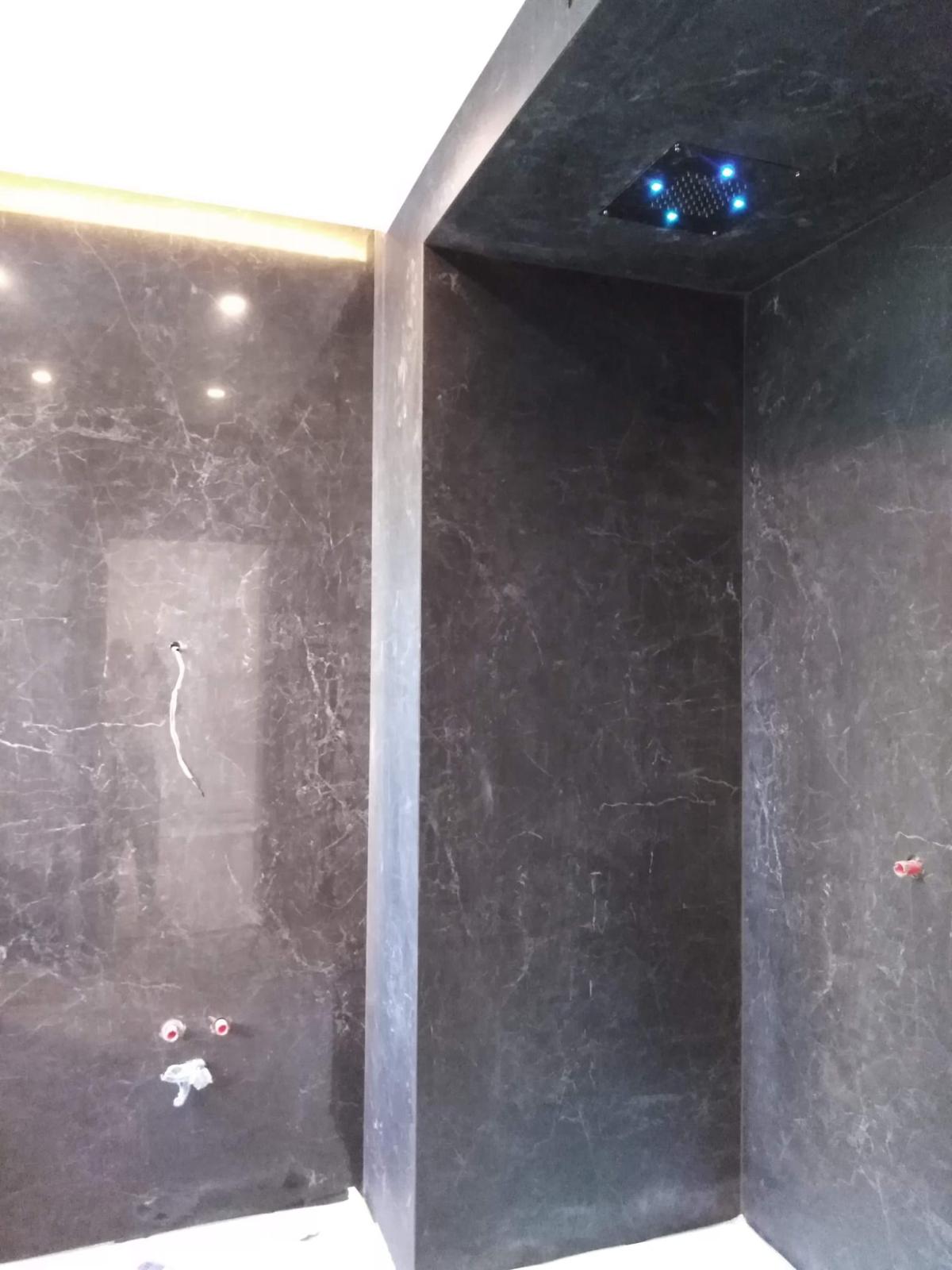 Rivestimento in lastroni di marmo