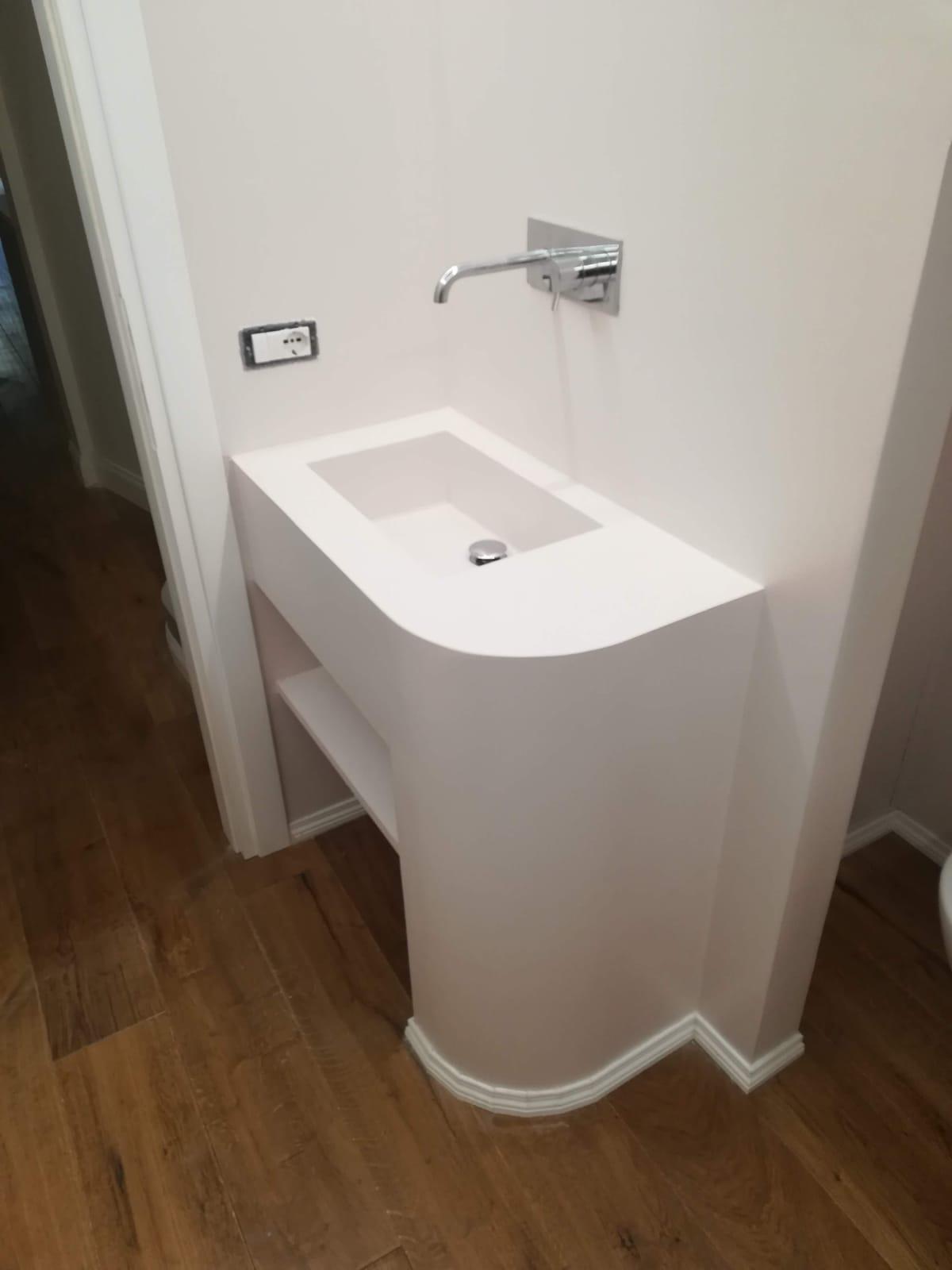 creazione di lavabo in cartongesso e trattato con materiale impermeabilizzante