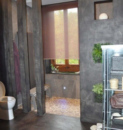 Rivestimento grigio in bagno