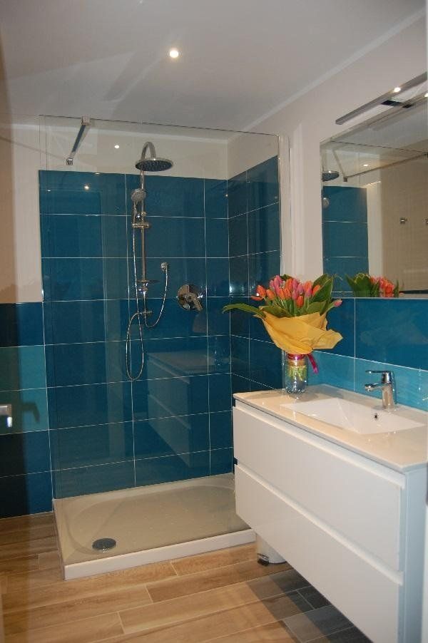 Bagno con piastrelle azzurre