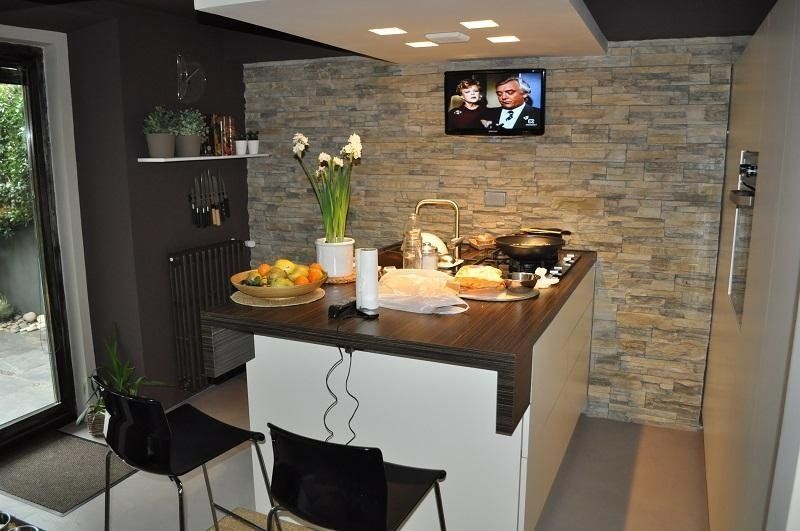 Cucina con rivestimento in pietra