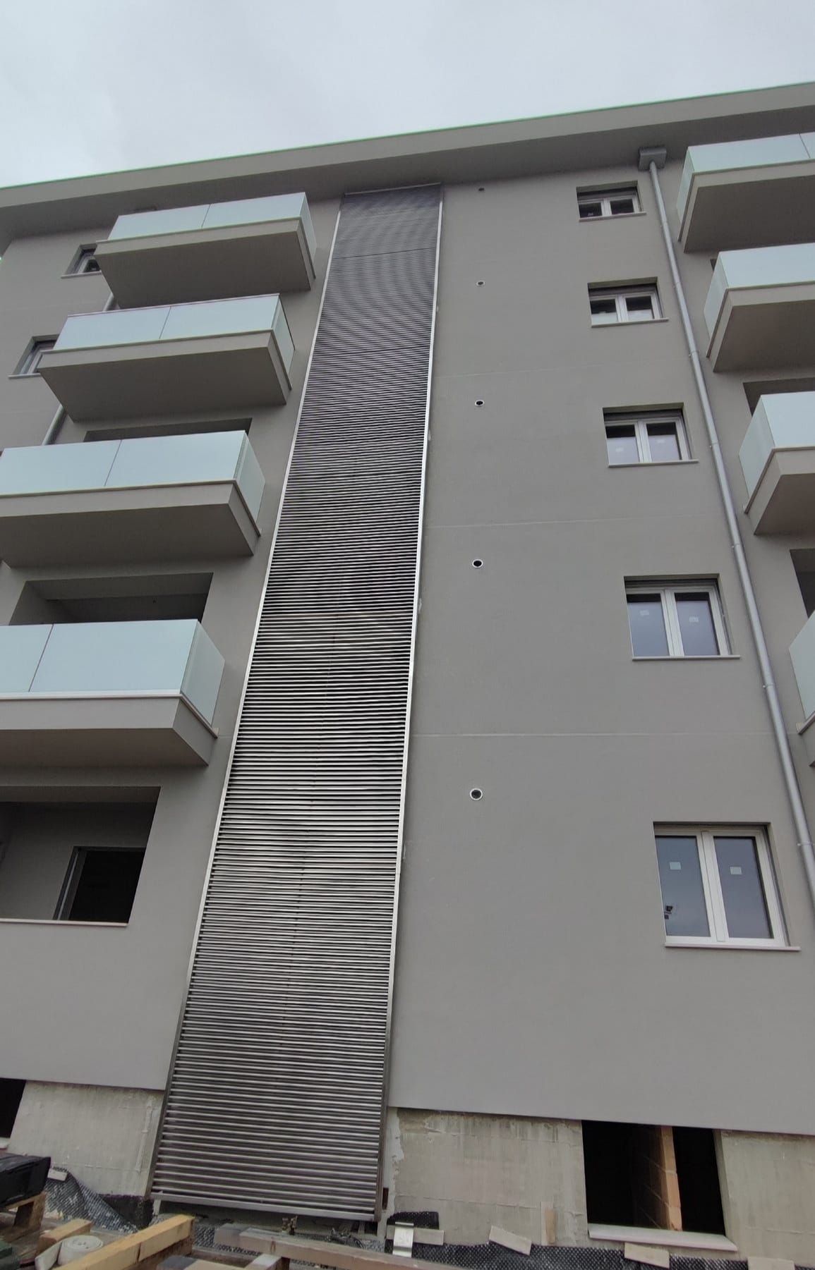 lavorazione in acciaio su misura, copertura esterna condominio